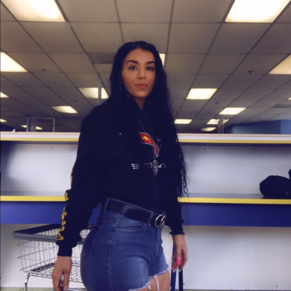 Meet your Posher, Samantha ✌🏼🤍☀️ - Picture 5 of 6